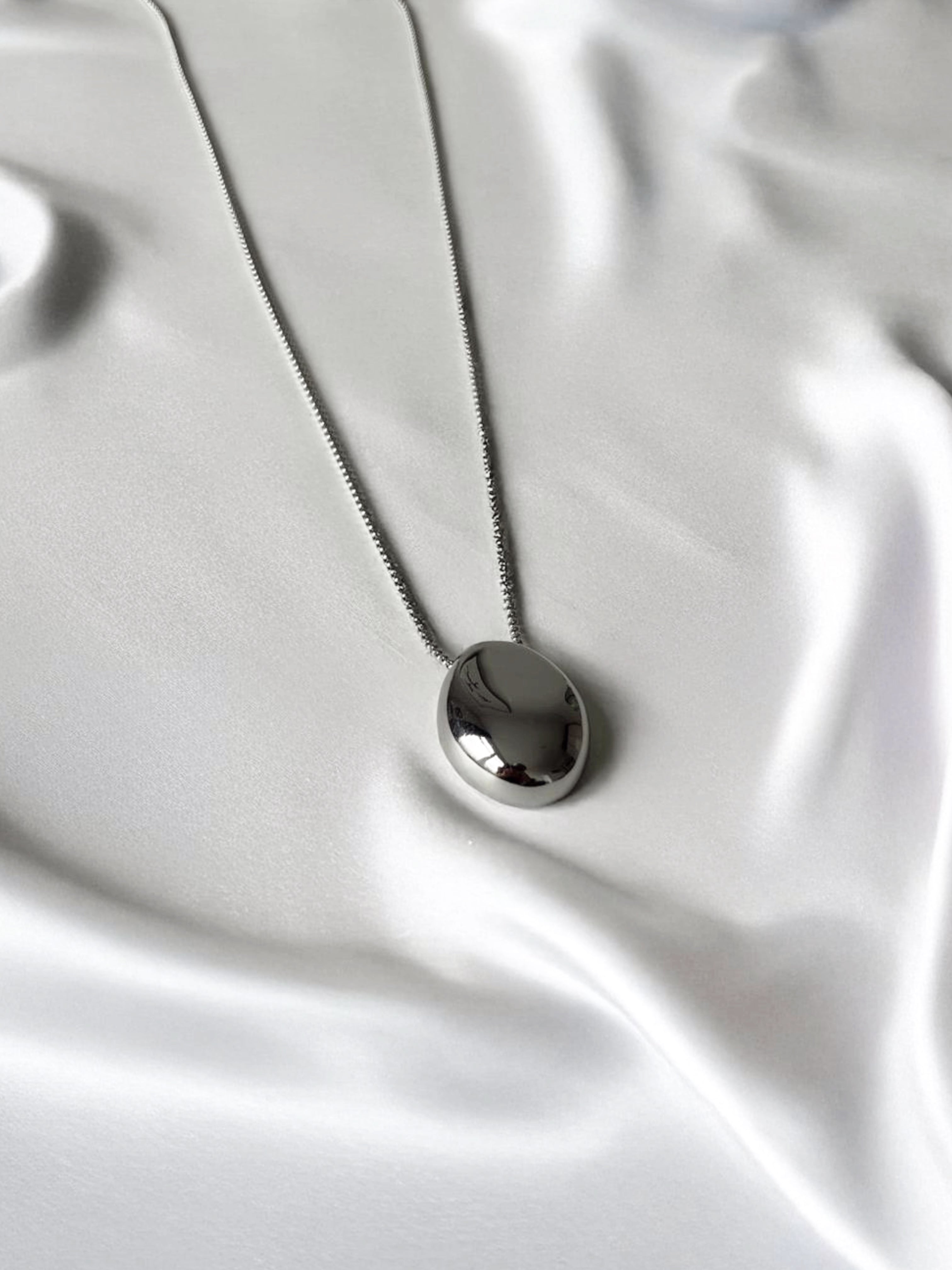 LIV NECKLACE